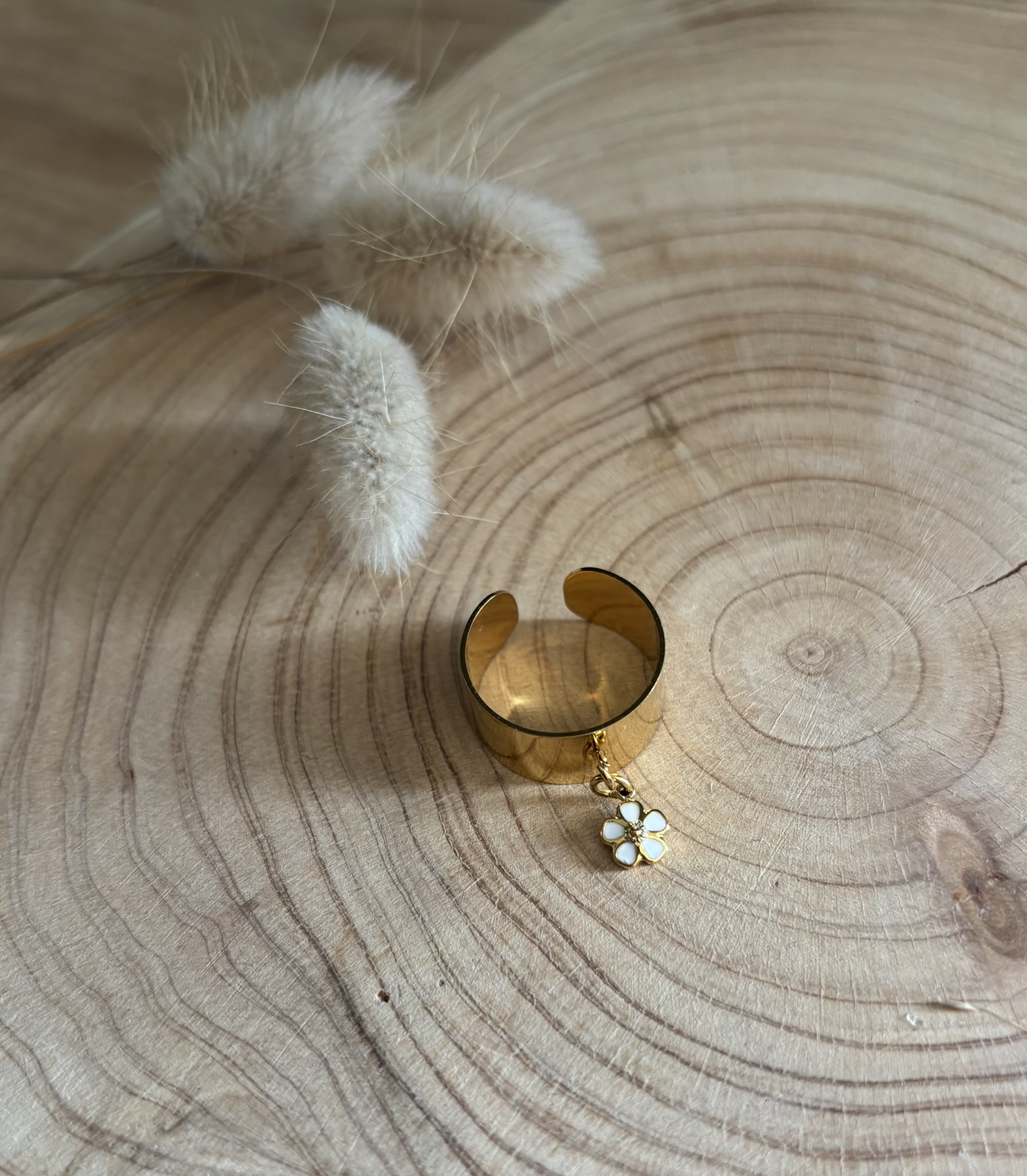 Bague breloque fleur blanche